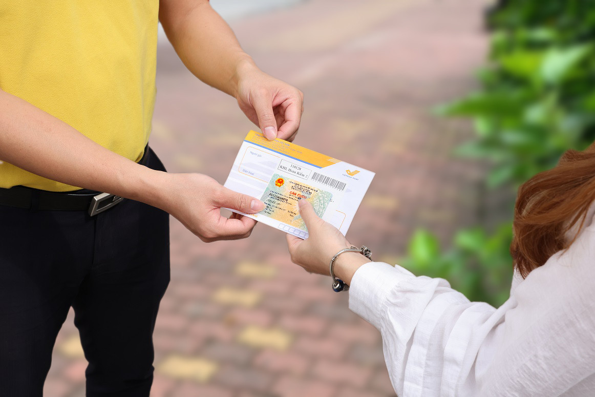 Bưu điện Việt Nam hiện là doanh nghiệp duy nhất thực hiện chuyển phát thẻ căn cước và kết quả giải quyết thủ tục hành chính đến tận tay người dân thông qua Dịch vụ Bưu chính công ích