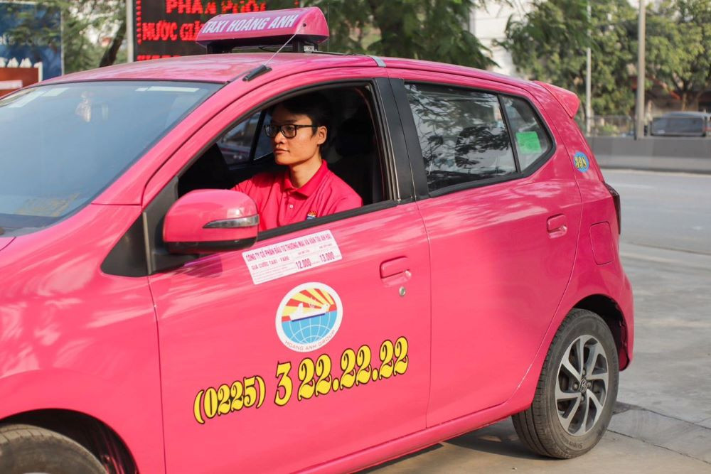 Taxi Thủy Nguyên - Hoàng Anh nổi bật với màu hồng - vàng, dễ dàng nhận diện