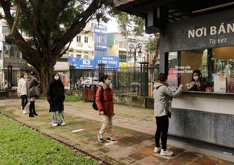 Cổng vào Văn Miếu Quốc Tử Giám với kiến trúc cổ kính và biển hiệu "Quầy bán vé"