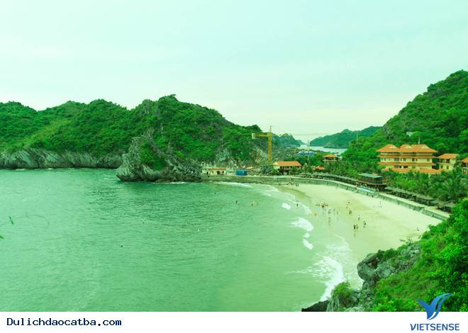 Toàn cảnh một góc đảo Cát Bà nhìn từ trên cao với những núi đá vôi xanh mướt