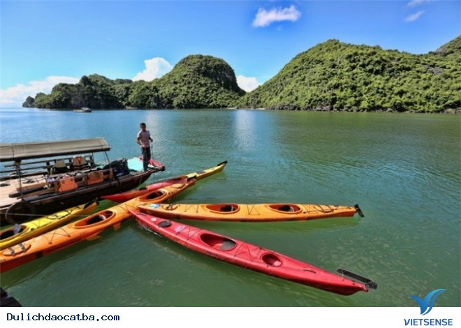 Khung cảnh bình minh trên biển Cát Bà với ánh nắng vàng rực rỡ