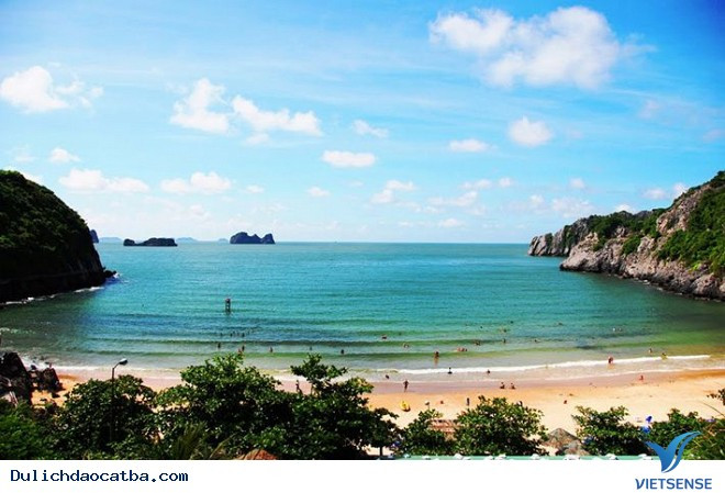 Một góc thị trấn Cát Bà với những khách sạn và nhà nghỉ san sát bên bờ biển