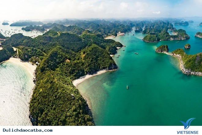 Khung cảnh Vịnh Lan Hạ với những đảo đá vôi xanh biếc và thuyền du lịch