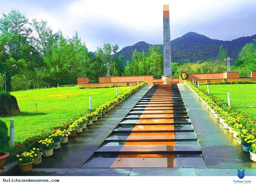 Khuôn viên Nghĩa trang Hàng Dương với những hàng dương xanh ngát và khói hương nghi ngút