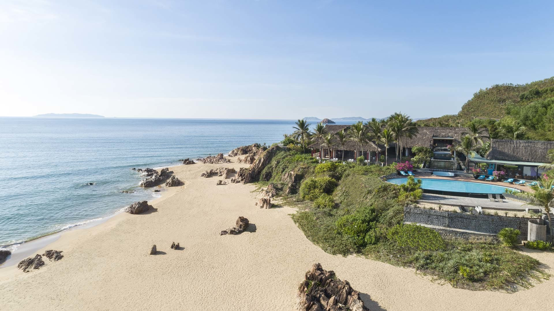 Avani Quy Nhơn Resort với bãi biển riêng và cảnh quan núi rừng xanh mát