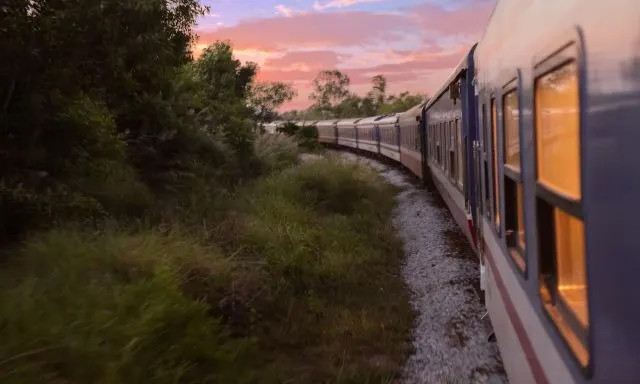 Trải nghiệm hành trình tàu hỏa sang trọng The Vietage với cảnh quan miền Trung