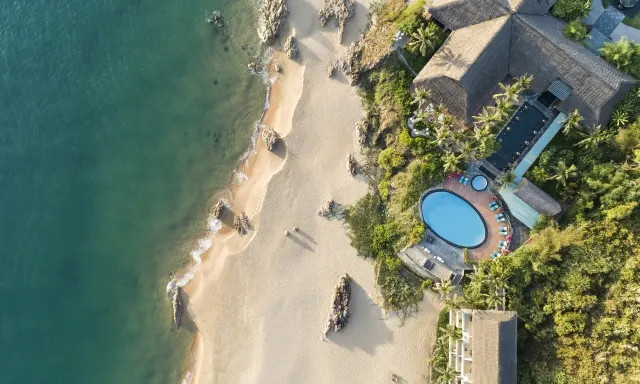 Cổng vào Avani Quy Nhơn Resort với kiến trúc hiện đại