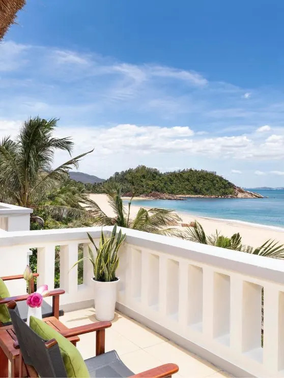 Một góc phòng nghỉ tiện nghi trong Avani Quy Nhơn Resort, phù hợp cho gia đình