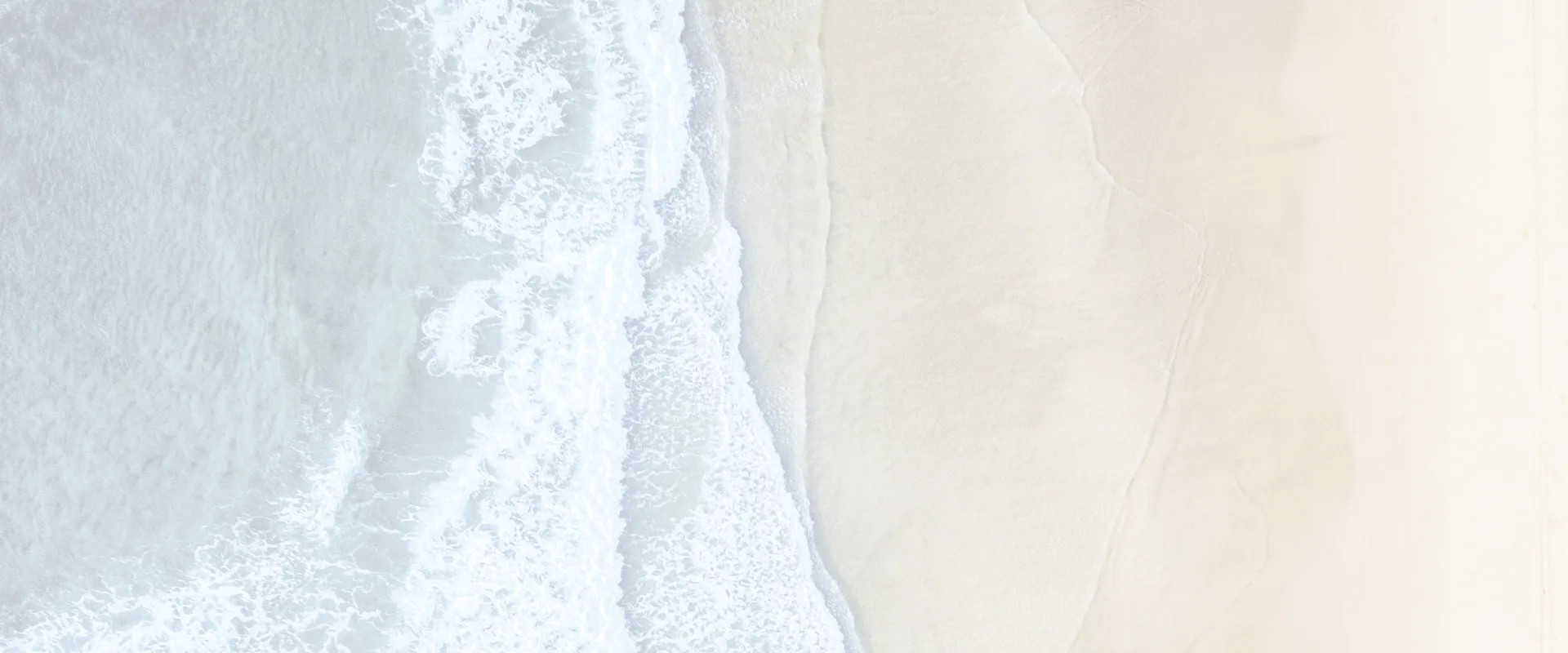 Bãi biển Avani Quy Nhơn với hàng cọ xanh mát và ghế tắm nắng