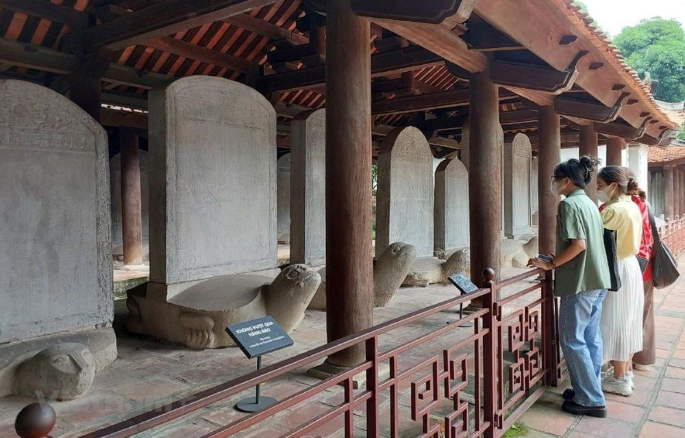 Cổng chính Văn Miếu Quốc Tử Giám với dòng chữ Hán uy nghi trên cao