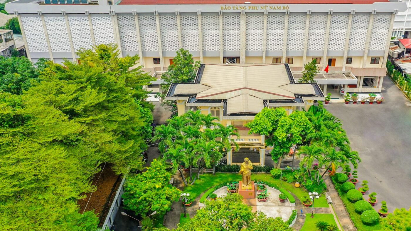 Bảo tàng Phụ nữ Nam Bộ với kiến trúc nổi bật và khuôn viên xanh mát