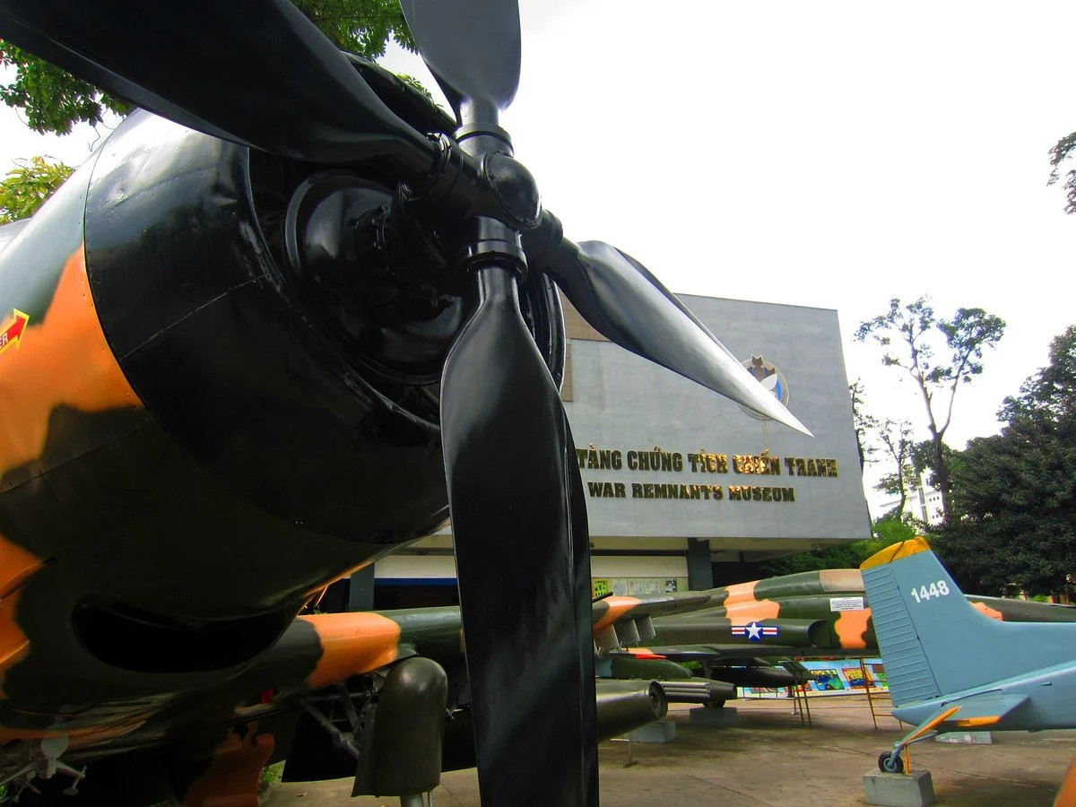 Xe tăng và máy bay quân sự được trưng bày ngoài trời tại Bảo tàng Chứng tích Chiến tranh