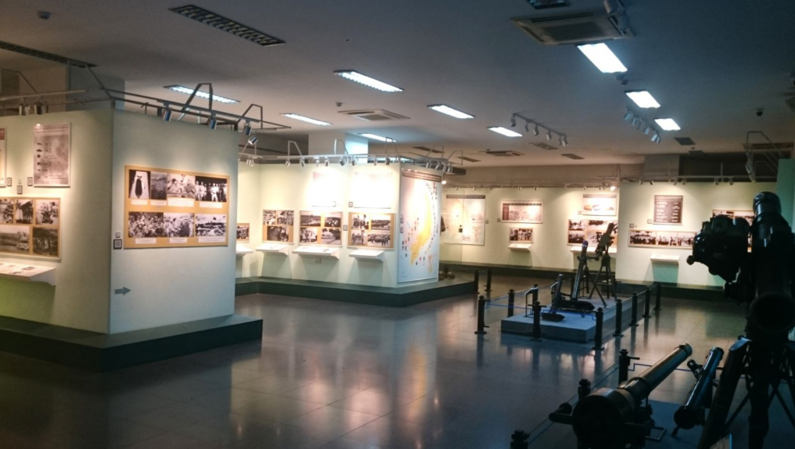 Trưng bày ảnh về cuộc sống thời chiến và nỗ lực hòa bình