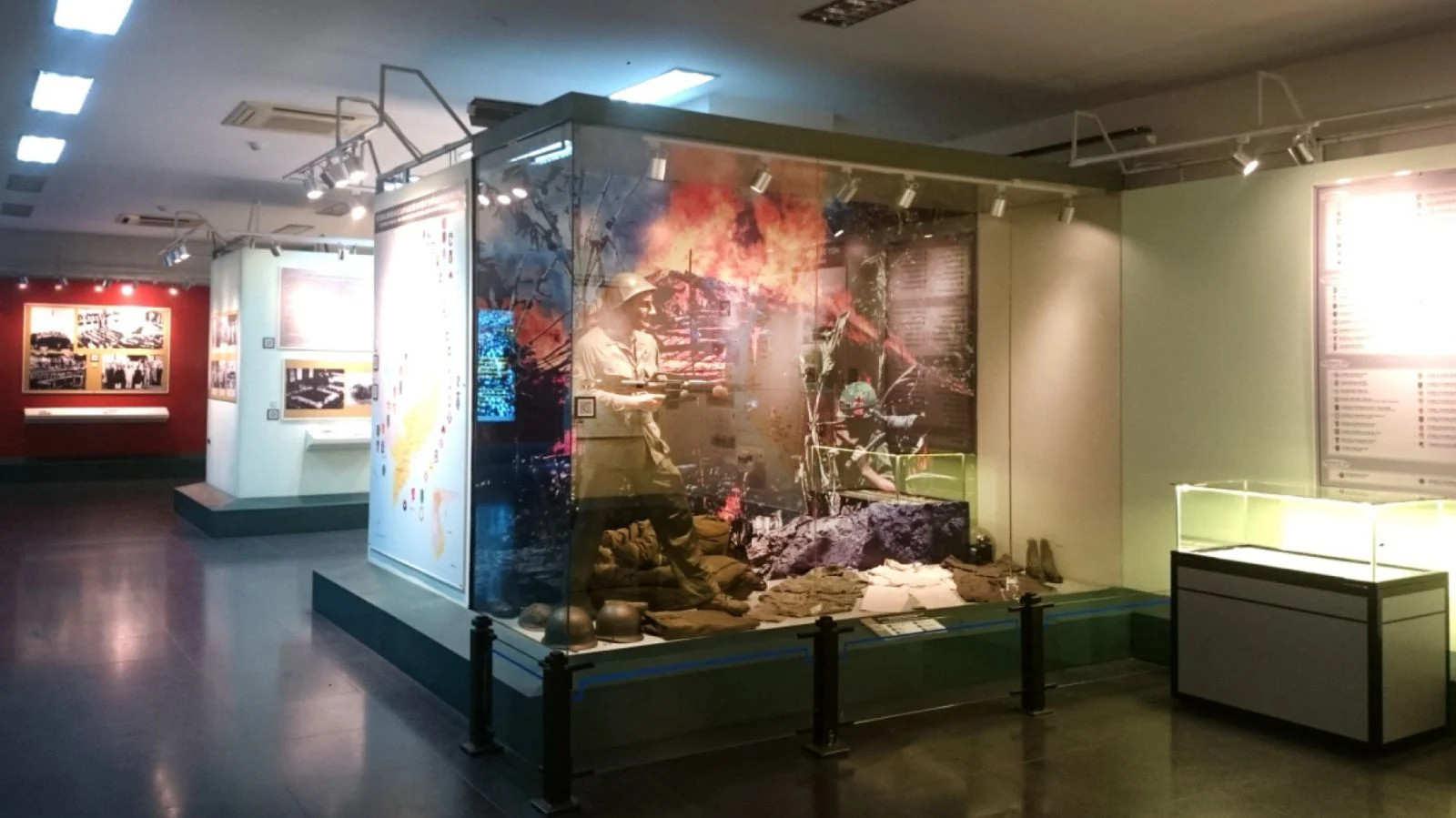 Bên ngoài khu trưng bày các hiện vật quân sự tại Bảo tàng Chứng tích Chiến tranh