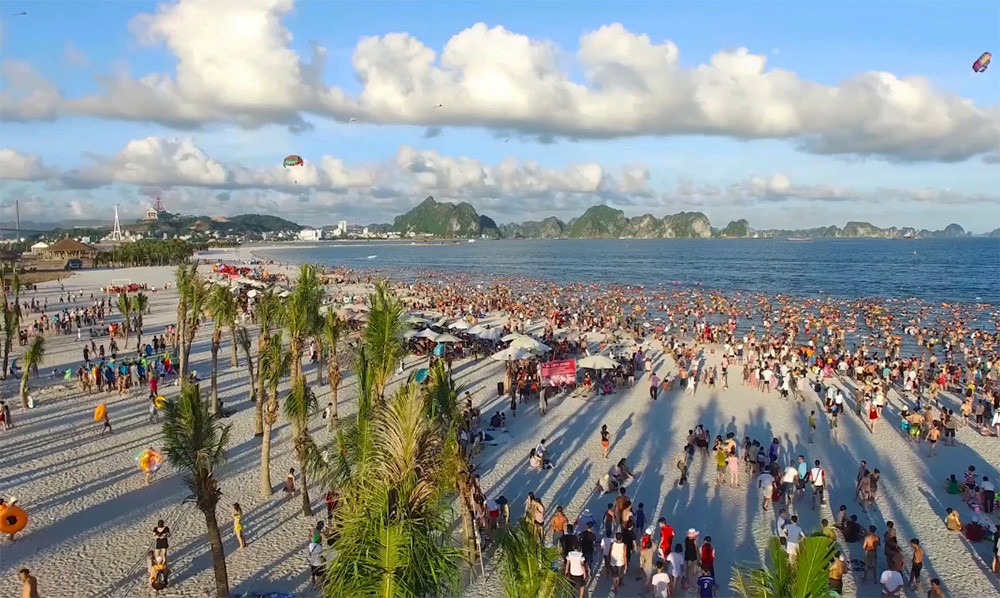 Bãi biển Bãi Cháy với bờ cát trắng và làn nước trong xanh, thích hợp để thư giãn