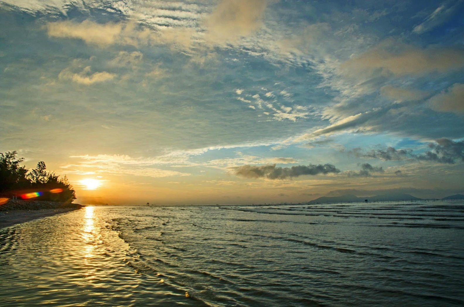 Toàn cảnh biển Cần Giờ với bãi cát và hàng dừa xanh