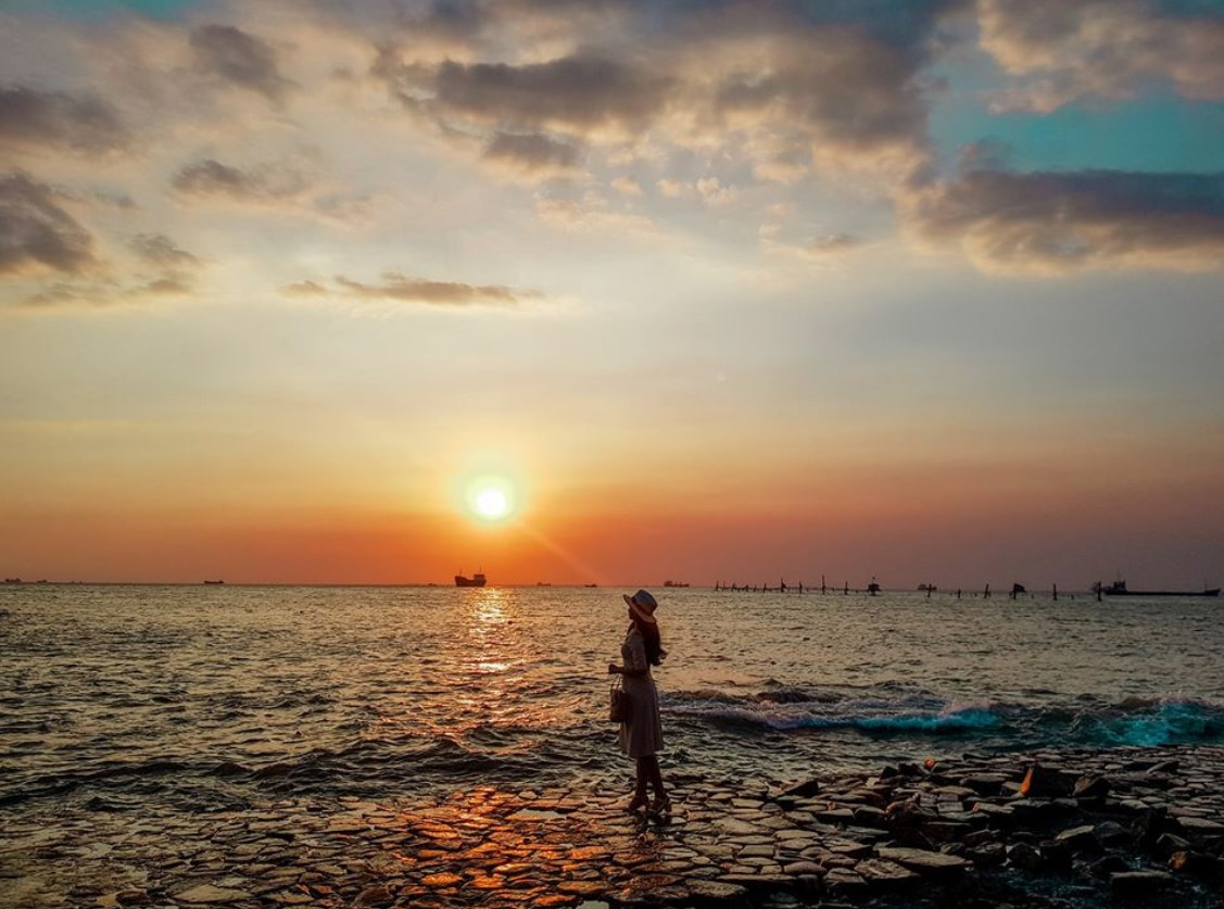 Toàn cảnh biển Vũng Tàu với những bãi cát vàng và nước biển xanh ngát