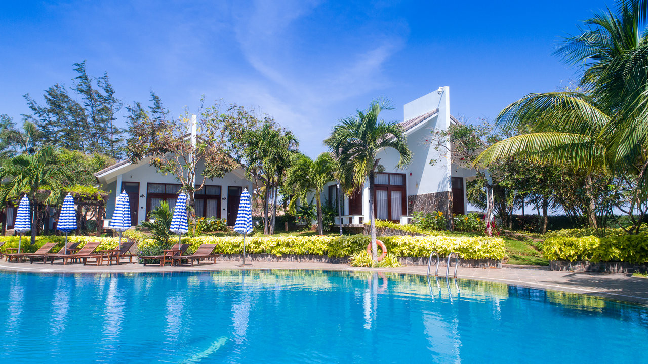 Carmelina Beach Resort Ho Tram với nhiều hồ bơi và không gian xanh mát