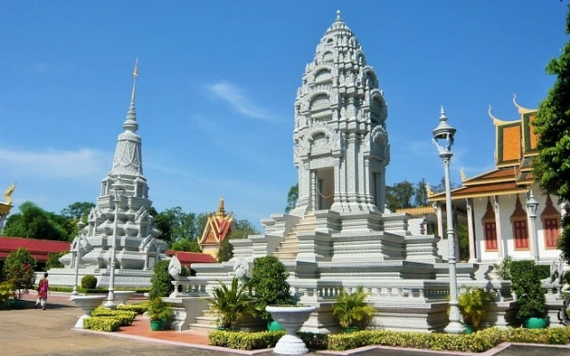 Chùa Bạc với sàn lát bạc lấp lánh và tượng Phật quý giá tại Cung điện Hoàng gia Campuchia