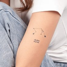 Hình xăm cung Bảo Bình đẹp thể hiện biểu tượng, ký hiệu của cung hoàng đạo này