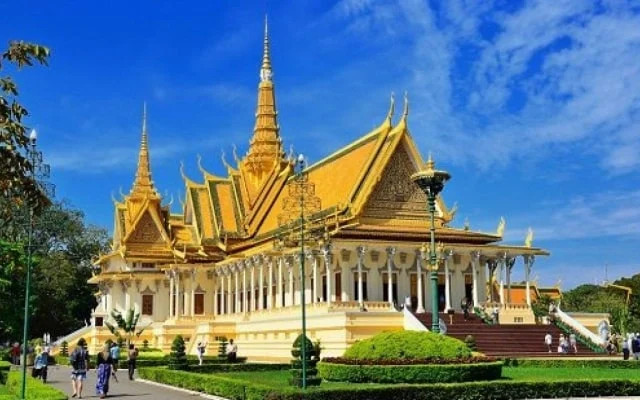 Cổng chính dẫn vào khu phức hợp Cung điện Hoàng gia Campuchia nguy nga