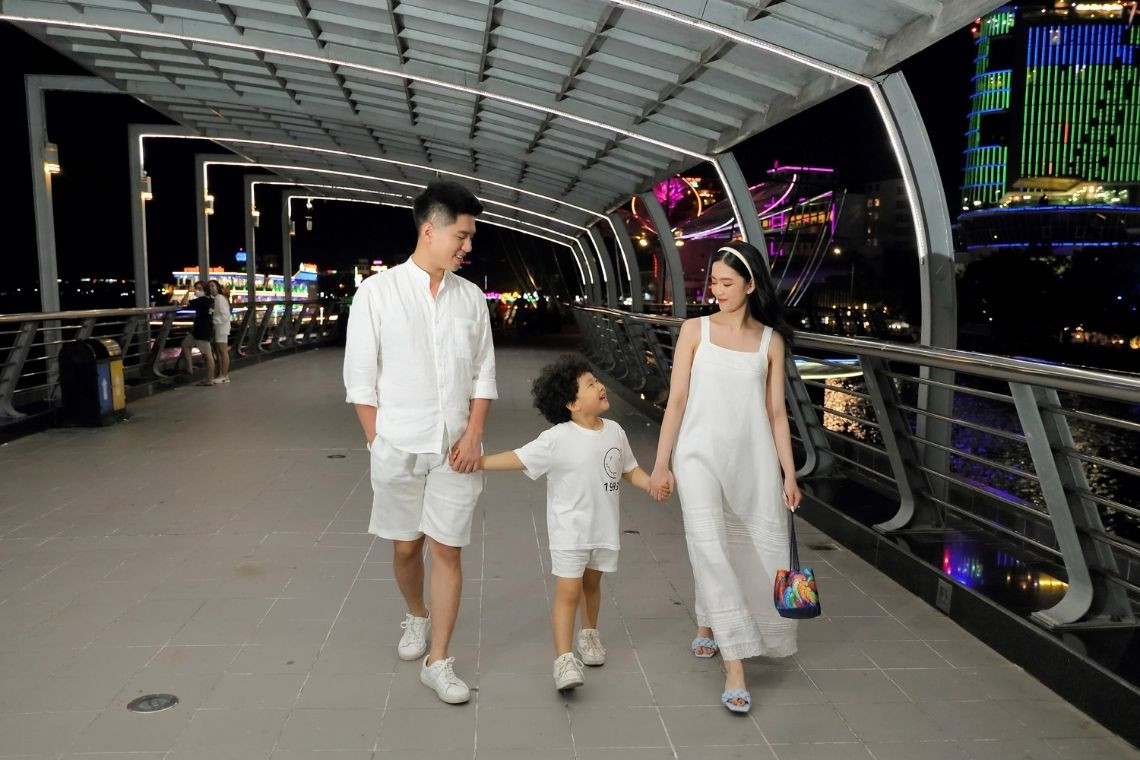 Mọi người dạo chơi trên cầu đi bộ Ninh Kiều rực rỡ ánh đèn về đêm