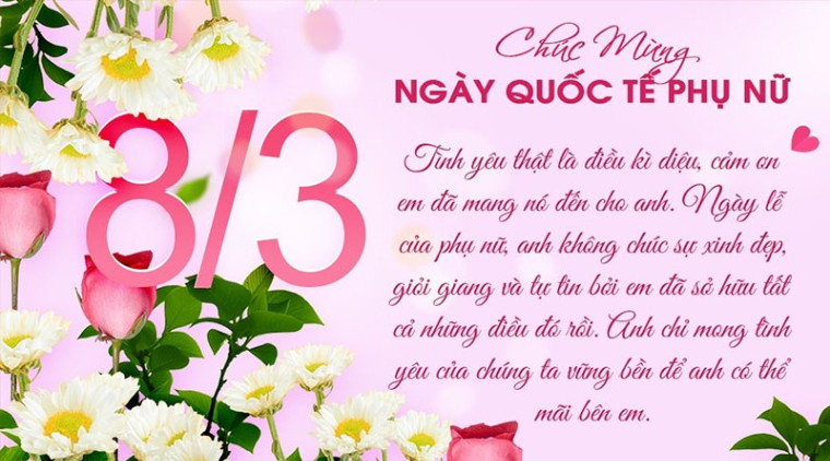 Một phụ nữ trẻ hạnh phúc đang cầm một hộp quà màu đỏ và một bó hoa hồng tươi