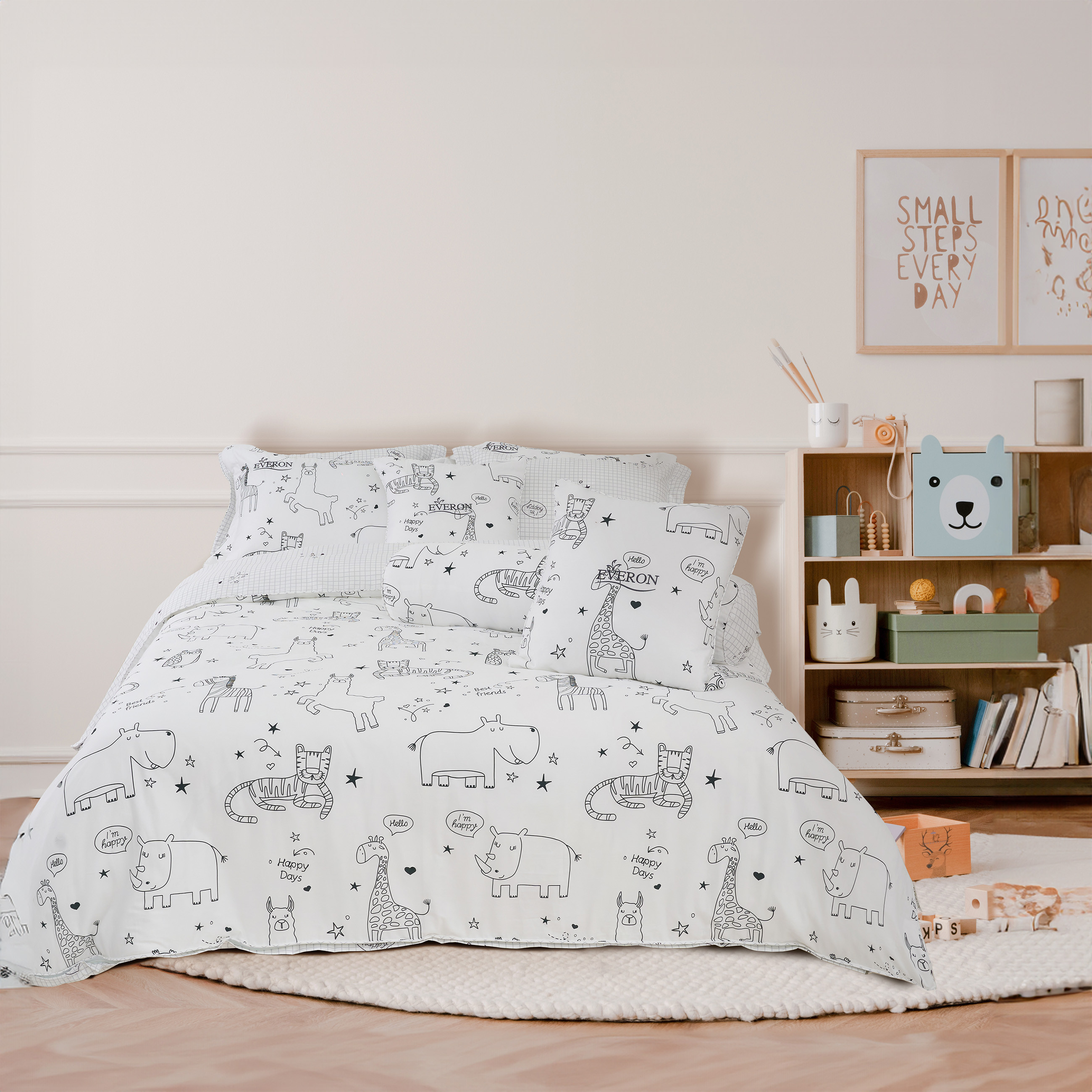 Bộ chăn ga gối màu trắng với họa tiết hoa văn