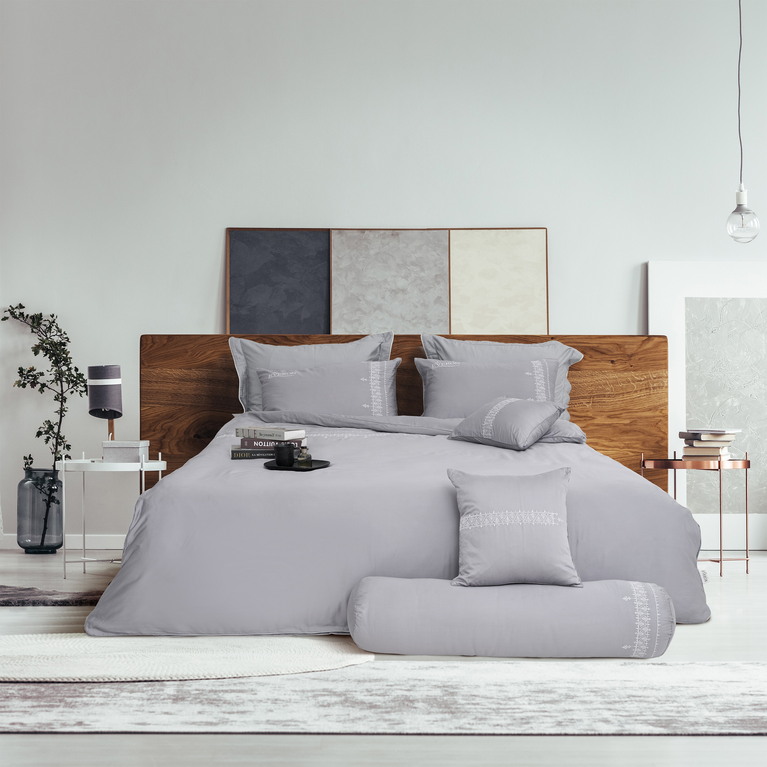 Bộ chăn ga gối màu ghi với họa tiết tinh tế