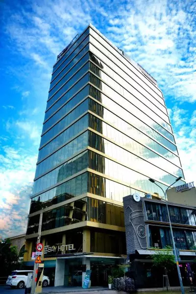 Khách sạn Bay Hotel Ho Chi Minh với kiến trúc hiện đại nổi bật giữa đường chân trời thành phố.