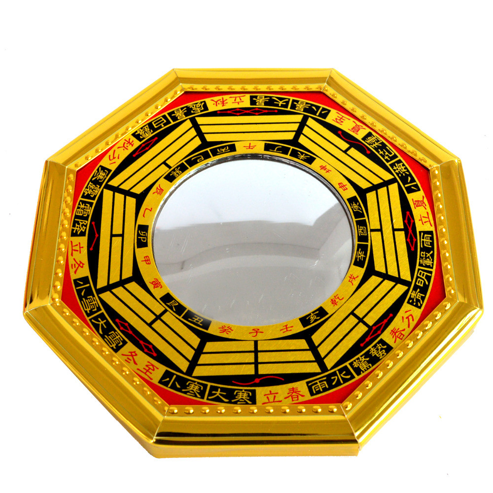 Gương Bát Quái phong thủy treo trên tường, phản chiếu ánh sáng