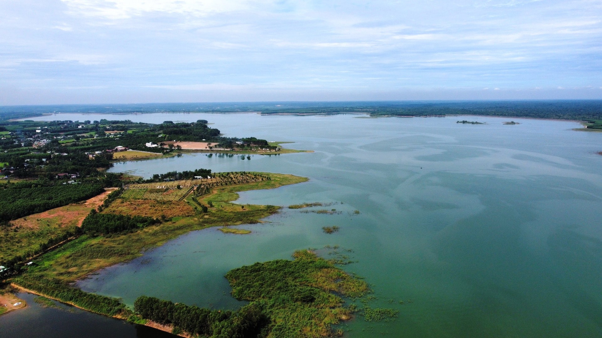 Bình minh trên Hồ Trị An với không gian thoáng đãng và yên tĩnh