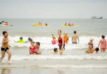 Bãi biển Vũng Tàu với khung cảnh yên bình và nhiều hoạt động du lịch