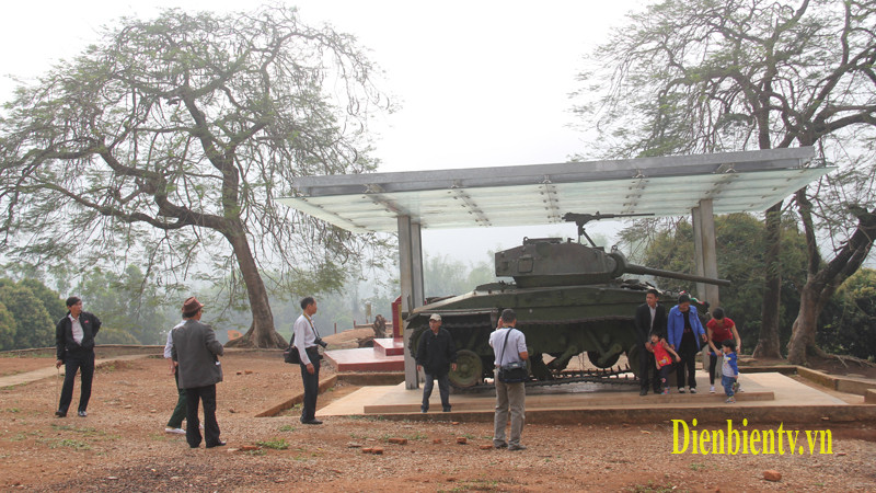 Xác chiếc xe tăng Pháp bị bắn cháy trên Đồi A1, chứng nhân cho cuộc chiến đấu ác liệt và tinh thần quả cảm của bộ đội ta