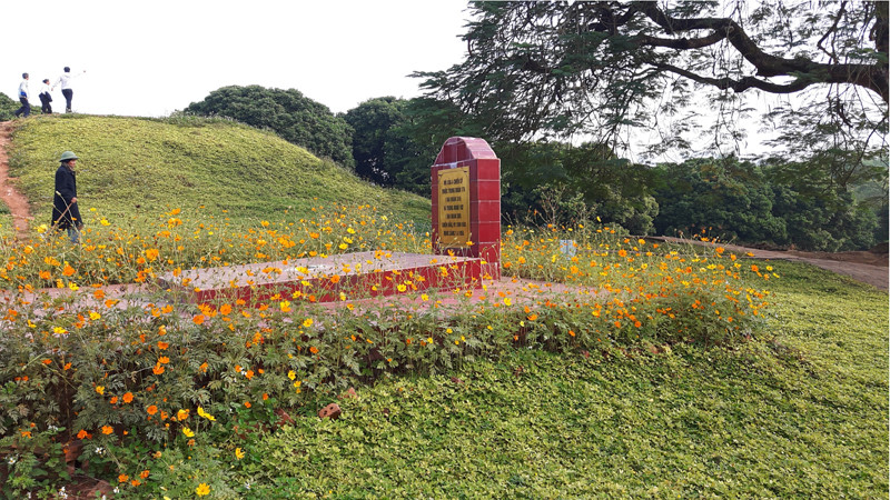 Mộ tập thể các liệt sĩ vô danh tại cứ điểm Đồi A1, nơi an nghỉ của những anh hùng đã ngã xuống vì Tổ quốc