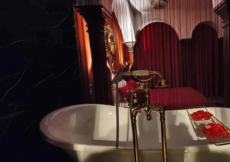 Căn phòng khách sạn với nhiều nội thất phục vụ cho các cặp đôi