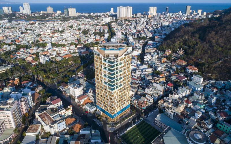 Fusion Suites Vũng Tàu với hồ bơi vô cực trên cao nhìn ra thành phố