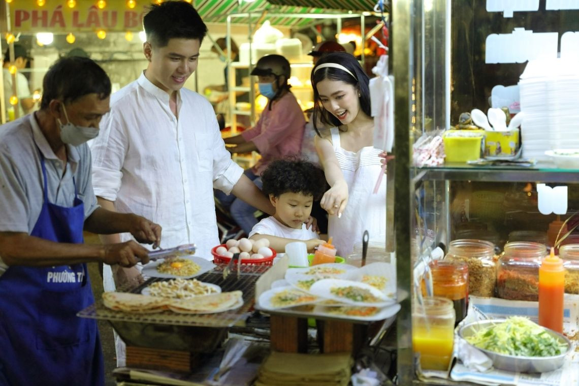 Du khách khám phá và thưởng thức ẩm thực đường phố tại chợ đêm Ninh Kiều