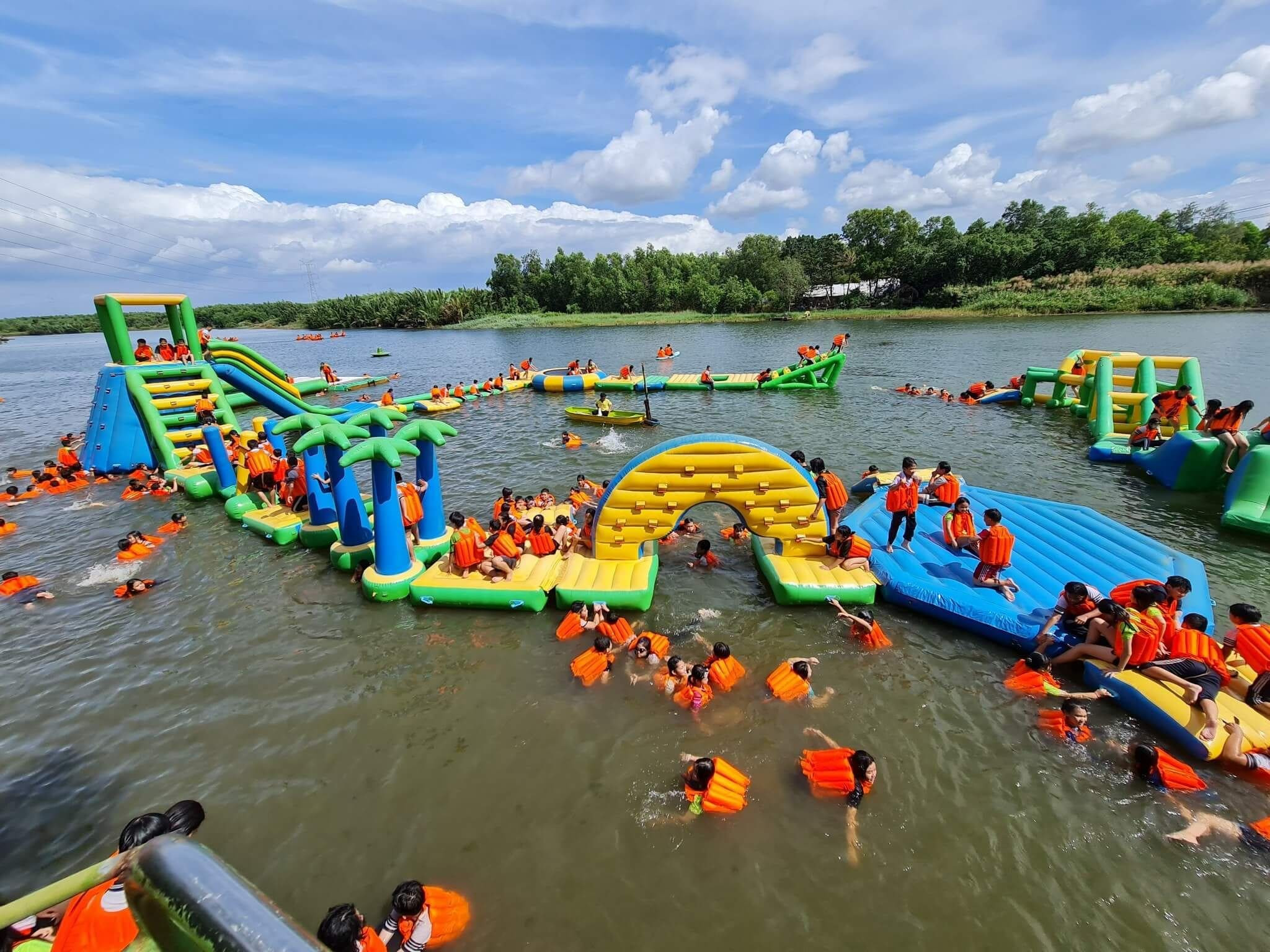 Các hoạt động vui chơi giải trí dưới nước tại Khu du lịch Bò Cạp Vàng