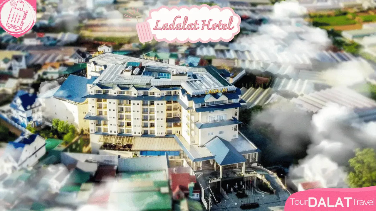 Ladalat Hotel với kiến trúc hiện đại và ban công hướng ra đồi thông