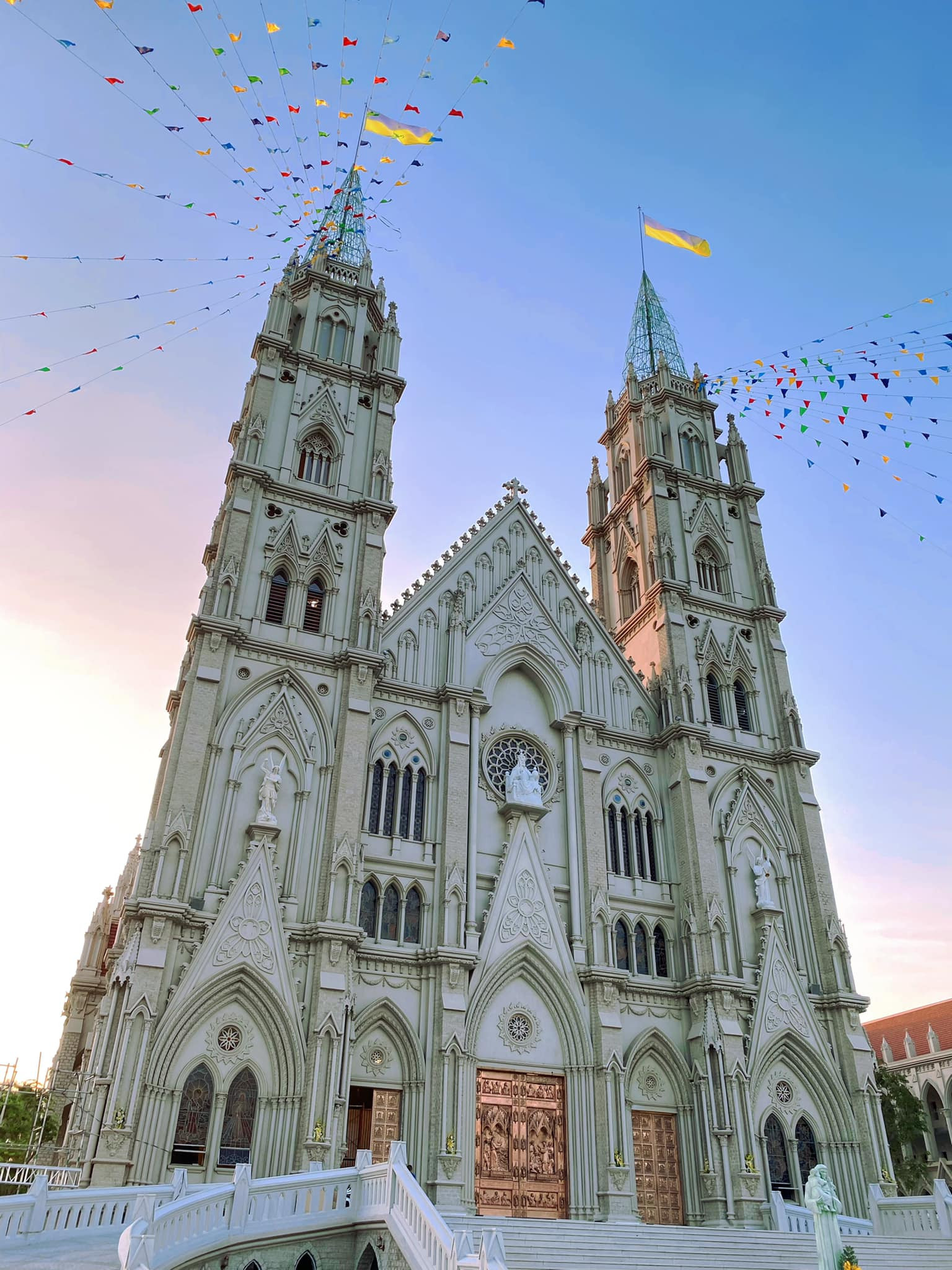 Kiến trúc Gothic đặc trưng với vòm nhọn và tháp cao của Nhà thờ Song Vĩnh