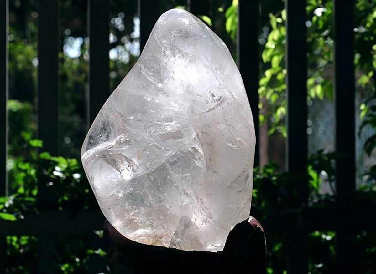 Trụ thạch anh vàng lớn đặt trên bàn gỗ, tỏa ra năng lượng tích cực