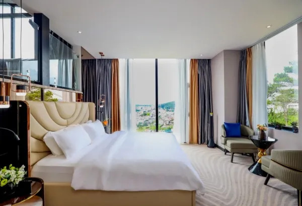 Phòng Duplex Suite Balcony hai tầng sang trọng với phòng khách riêng biệt