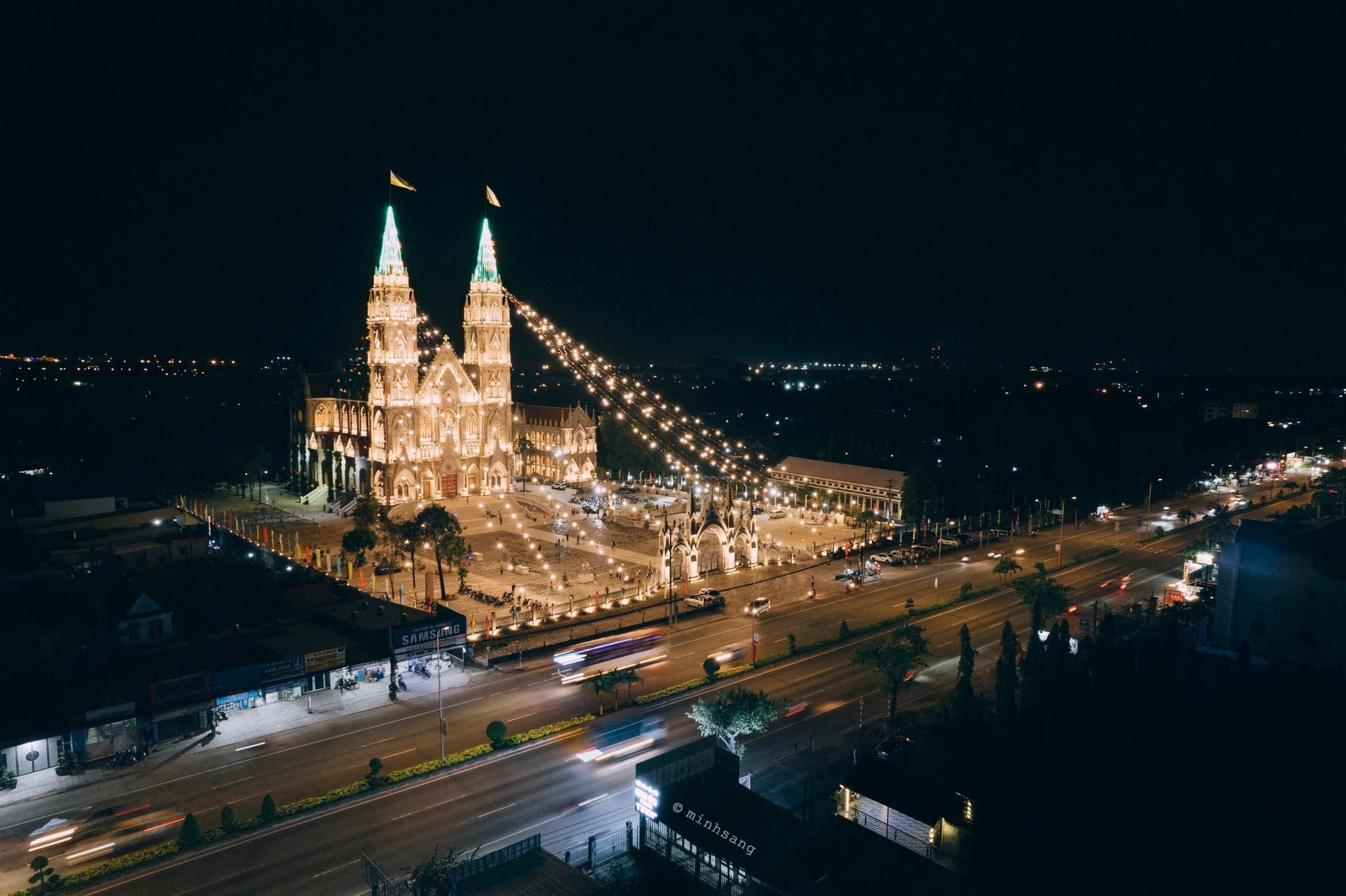 Nhà thờ Song Vĩnh lộng lẫy dưới ánh đèn đêm