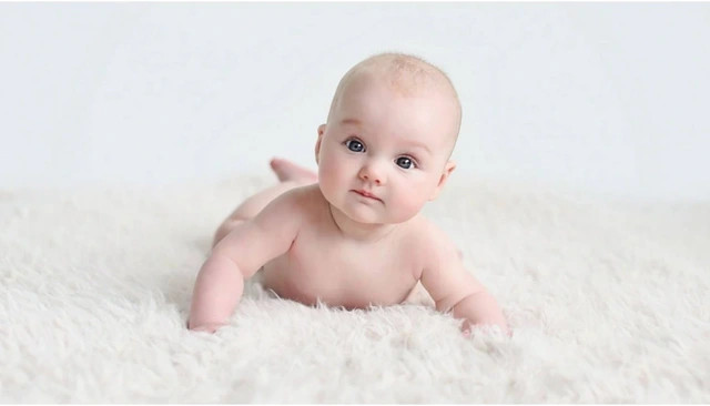 Bàn tay em bé nắm chặt ngón tay người lớn, thể hiện sự kết nối thiêng liêng