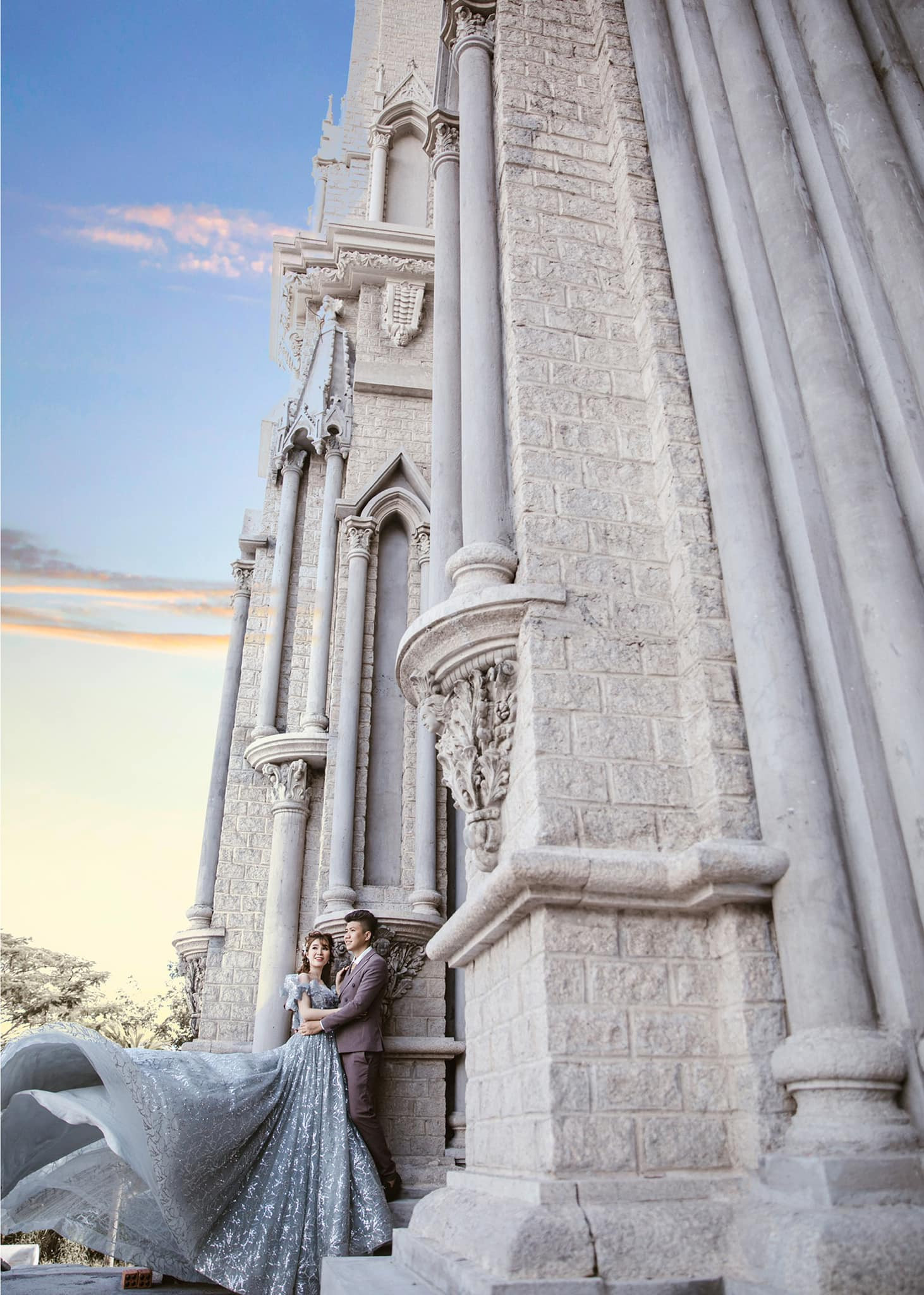 Du khách chụp ảnh check-in tại khuôn viên Nhà thờ Song Vĩnh