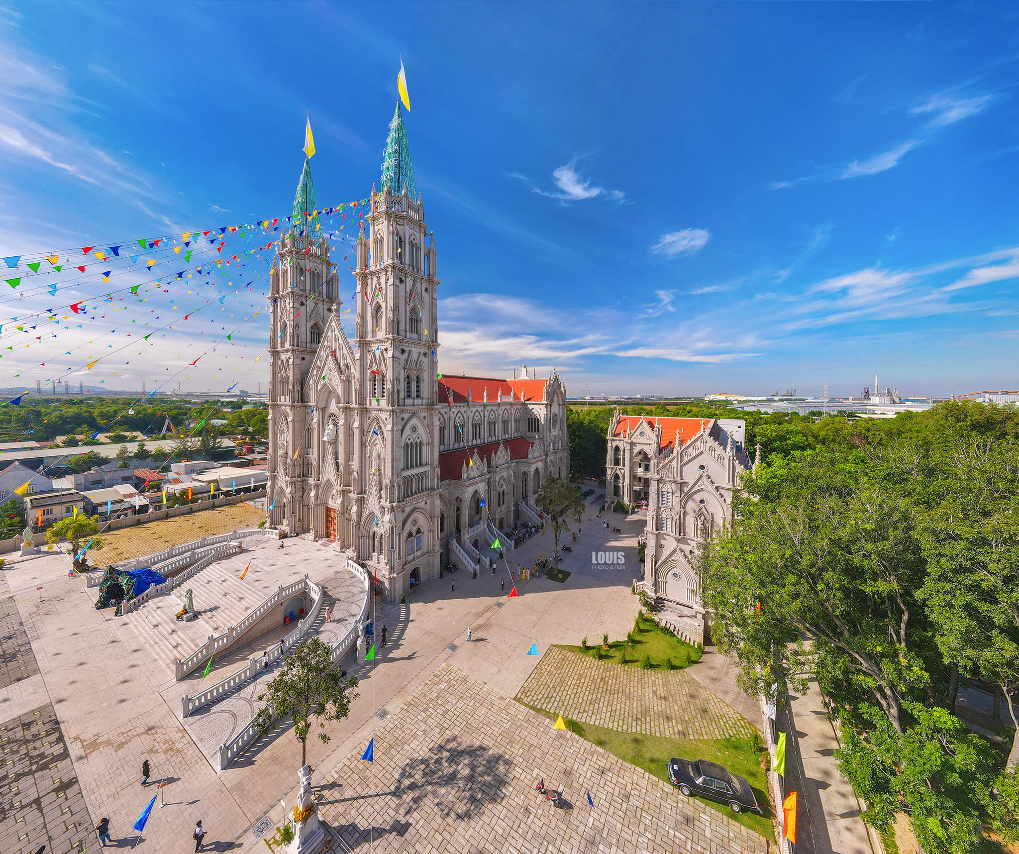 Nhà thờ Song Vĩnh lộng lẫy với kiến trúc Gothic phương Tây