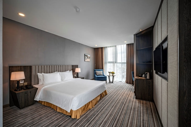 Không gian rộng rãi và tiện nghi của phòng Deluxe King