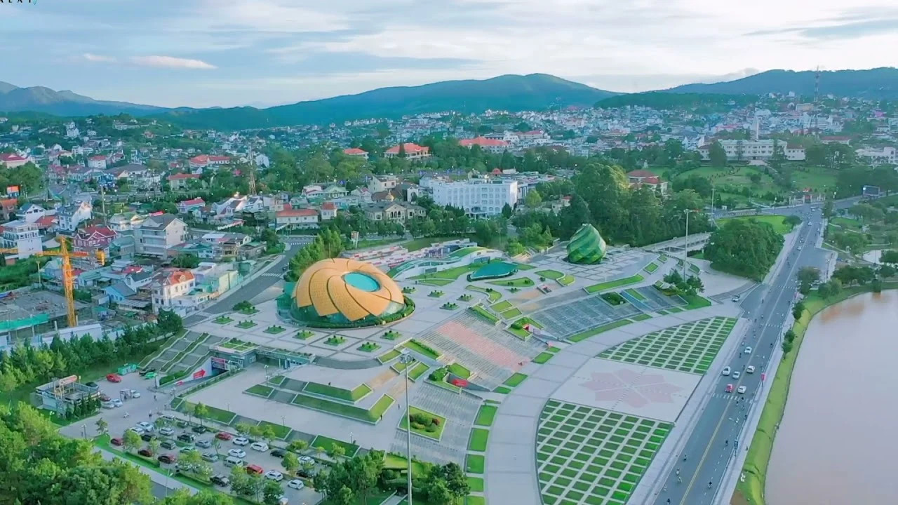 Toàn cảnh Quảng trường Lâm Viên từ trên cao vào ban ngày