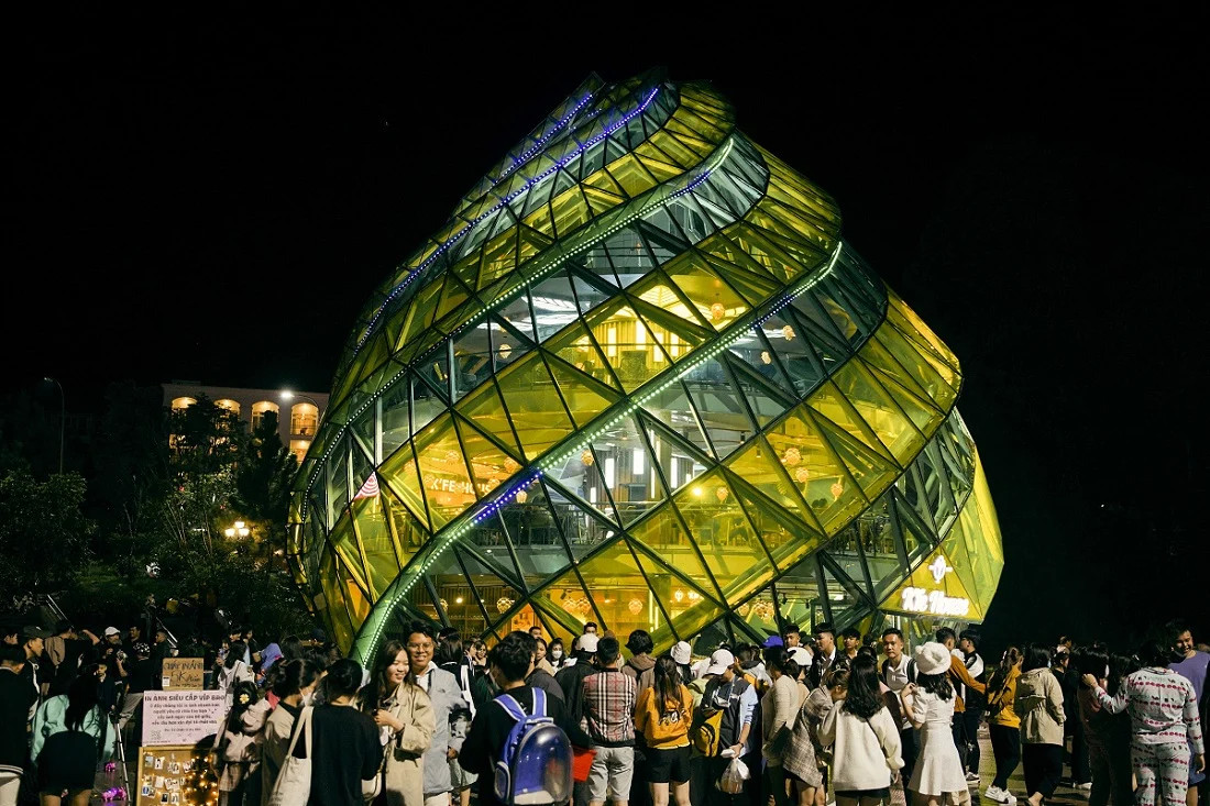 Quang cảnh Quảng trường Lâm Viên vào một buổi chiều tối